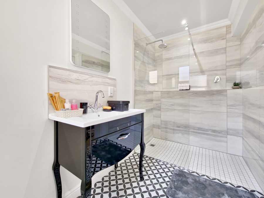 To Let 7 Bedroom Property for Rent in Camps Bay Western Cape